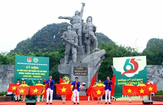 Un espectáculo en la ceremonia con motivo del aniversario 65 de la apertura de la ruta Truong Son (Foto: VNA)