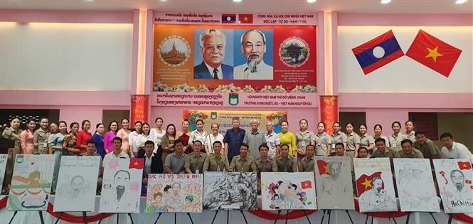 Escuela en Laos rinde homenaje al Presidente Ho Chi Minh. (Foto: VNA)