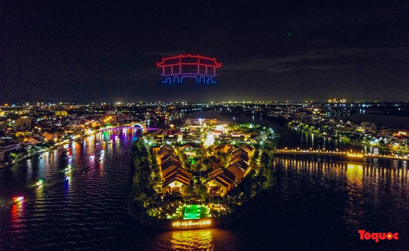 Espectáculo de luces con drones ilumina cielo de ciudad antigua de Hoi An