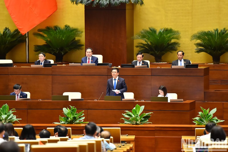 El ministro de Industria y Comercio de Vietnam, Nguyen Hong Dien, rinde cuenta ante la Asamblea Nacional. (Foto: Nhan Dan)