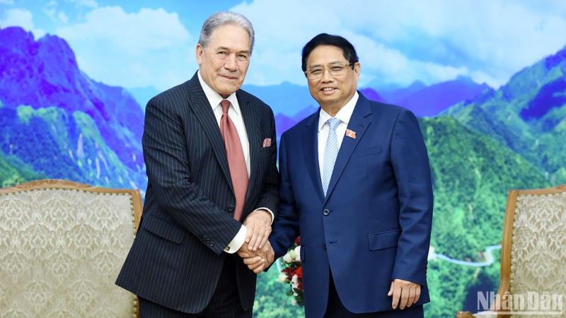 El primer ministro vietnamita, Pham Minh Chinh, y el vicepremier y canciller de Nueva Zelanda, Winston Peters.
