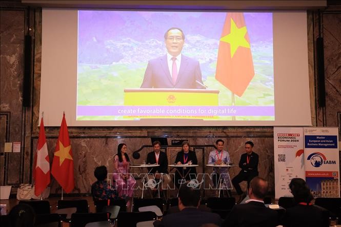 El Foro Económico Vietnam-Suiza (SVEF) se efectuó tanto in situ como en formato virtual (Foto: VNA)