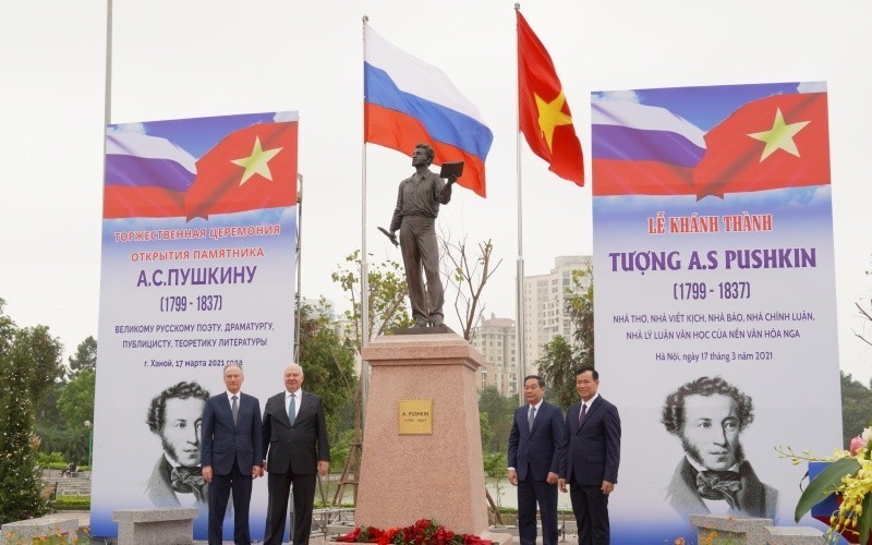 En el Monumento a A. S. Pushkin en Hanói (Foto: Giang Nam)