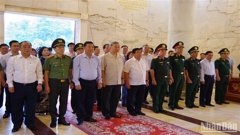 El presidente de Vietnam, To Lam, representantes de las autoridades y fuerzas pertinentes en el el Área de Reliquias Nacionales Especiales de Pac Bo. (Foto: Nhan Dan)