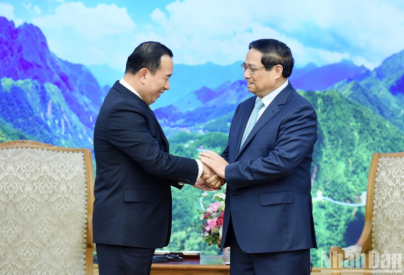 El premier vietnamita, Pham Minh Chinh, recibe al ministro de Inspección de Camboya, Hout Hak.