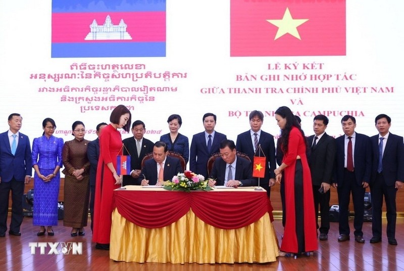 En la firma del memorando de entendimiento entre la Inspección Gubernamental de Vietnam y el Ministerio de Inspección de Camboya (Foto: VNA)