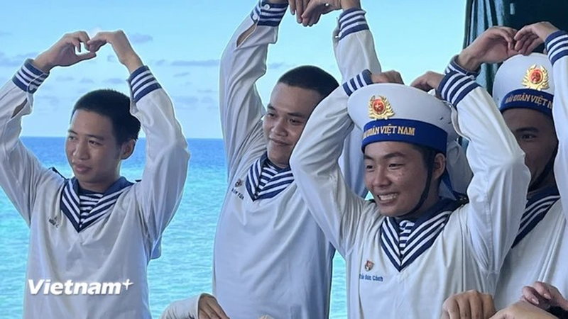 Belleza humilde de jóvenes soldados vietnamitas en el mar y las islas