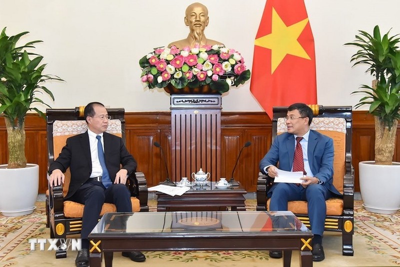 El viceministro permanente de Relaciones Exteriores de Vietnam, Nguyen Minh Vu (derecha), recibe al vicepresidente del Comité de Asuntos Exteriores de la Asamblea Popular Nacional de China, Fu Ziying (Foto: VNA)
