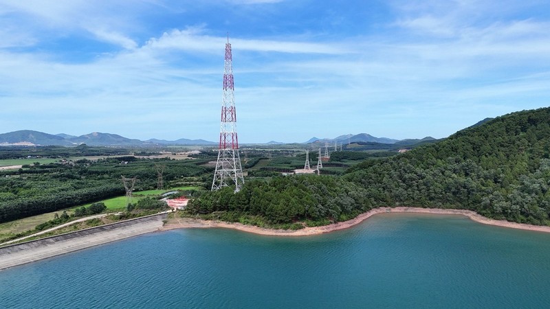 Superando el sol y el viento para construir poste más alto de la línea de 500kV