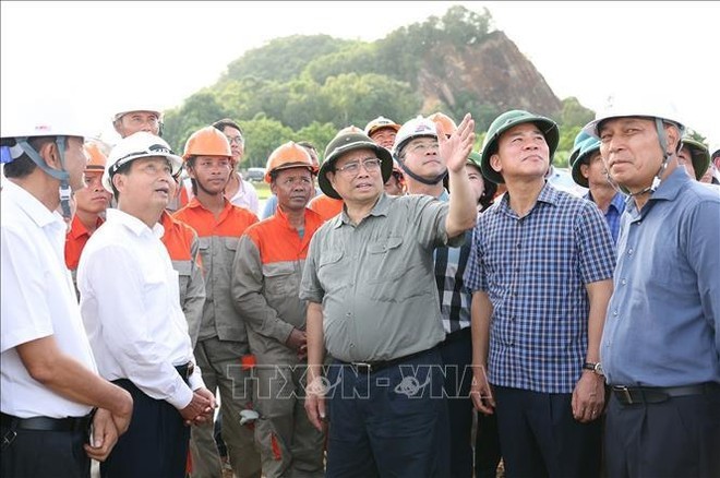 El primer ministro de Vietnam, Pham Minh Chinh, inspecciona el tramo del Circuito 3 Quang Trach-Pho Noi de la línea eléctrica de 500 kV. (Foto: VNA)