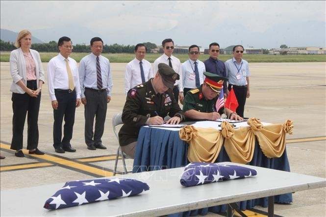 En la 165ª ceremonia de repatriación de restos de soldados estadounidenses desaparecidos en la guerra en Vietnam. (Foto:VNA)