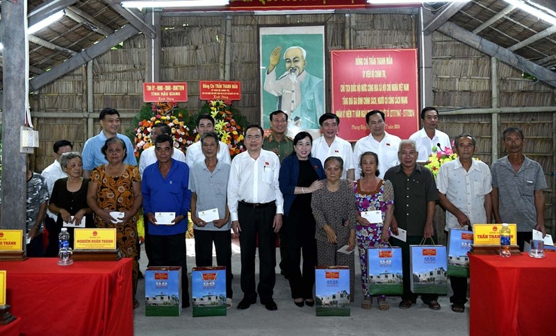 El presidente de la Asamblea Nacional de Vietnam, Tran Thanh Man, junto con las familias beneficiarias de políticas sociales y personas con servicios meritorios en la provincia sureña de Hau Giang. (Foto: qdnd.vn)