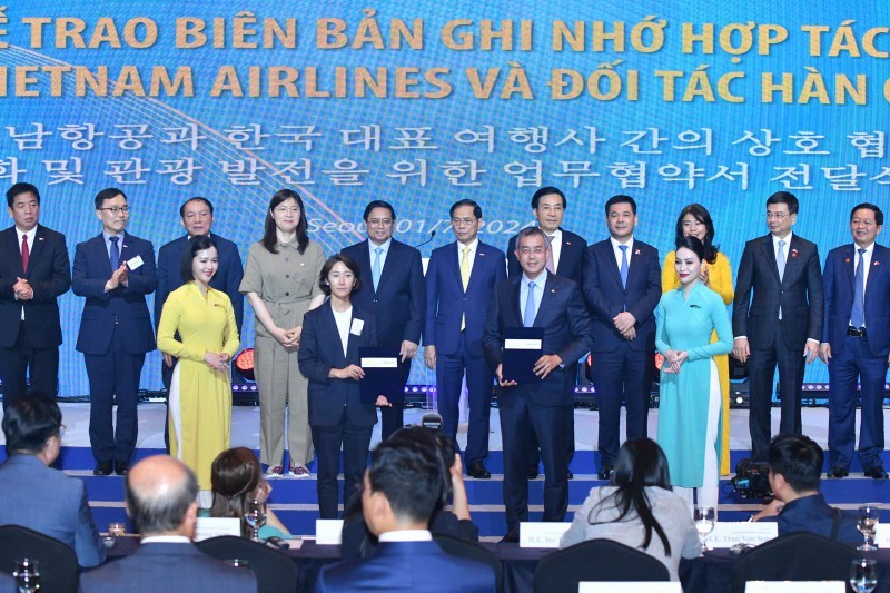 El primer ministro de Vietnam, Pham Minh Chinh, asiste a la firma de un memorando de entendimiento entre Vietnam Airlines y sus socios surcoreanos. (Foto: Nhan Dan)