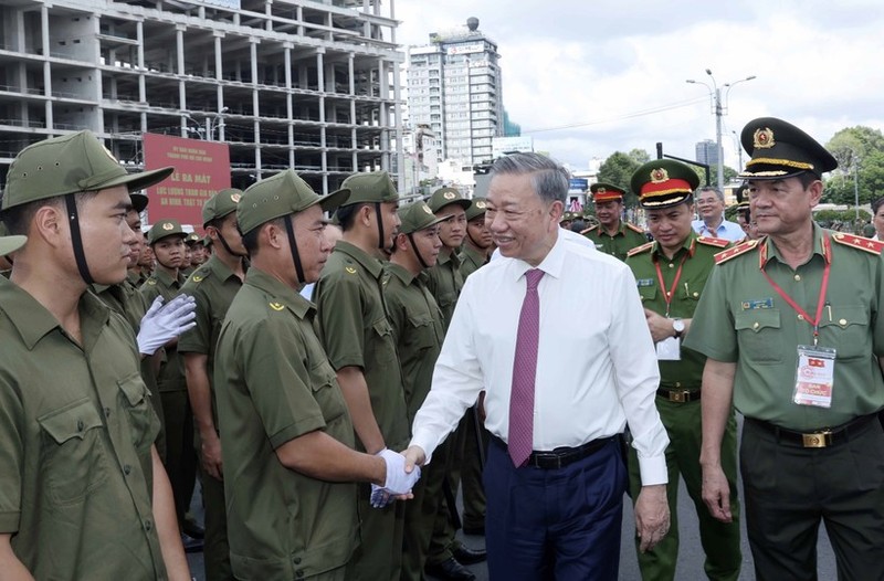 El presidente To Lam y miembros de la fuerza que participa en las tareas de protección de seguridad y orden a nivel de base de Ciudad Ho Chi Minh. (Foto:VNA)