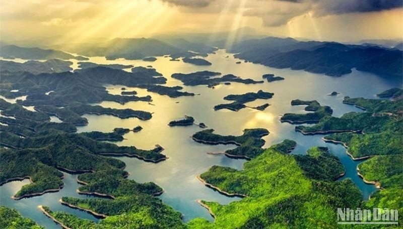 El lago Ta Dung, perteneciente al Parque Nacional Ta Dung, comuna de Dak Som, distrito de Dak Glong, provincia de Dak Nong, es uno de los 44 sitios patrimoniales en tres rutas turísticas del Geoparque Dak Nong de la Unesco.