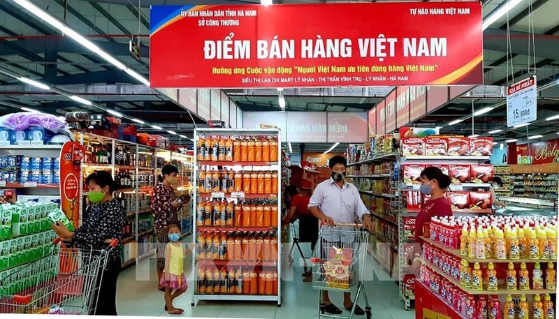 El punto de venta de productos vietnamitas en el supermercado Lan Chi Ly Nhan (Ly Nhan, provincia de Ha Nam) atrae a un gran número de compradores. (Fuente: VNA)