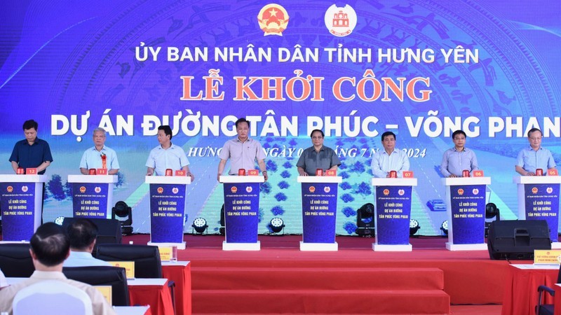 El primer ministro de Vietnam, Pham Minh Chinh, y los delegados en el acto de inicio de la carretera Tan Phuc-Vong Phan.