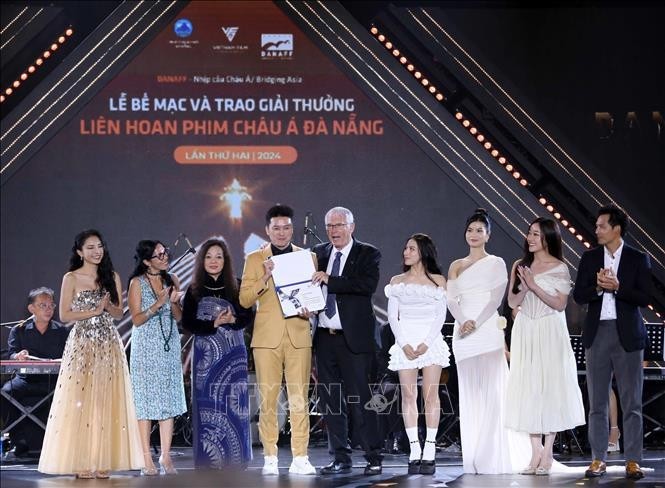 Entregan premio a la película “Cara a cara 7: Un deseo" del director Ly Hai. (Foto: VNA)