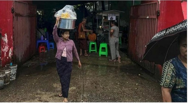 Nueve personas de un "barrio de ocupantes ilegales" en Yangon fueron hospitalizadas por diarrea grave. (Foto: AFP)