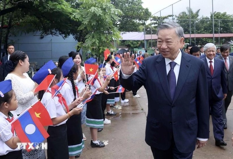 El presidente de Vietnam, To Lam, visita la escuela bilingüe laosiano-vietnamita Nguyen Du (Foto: VNA)