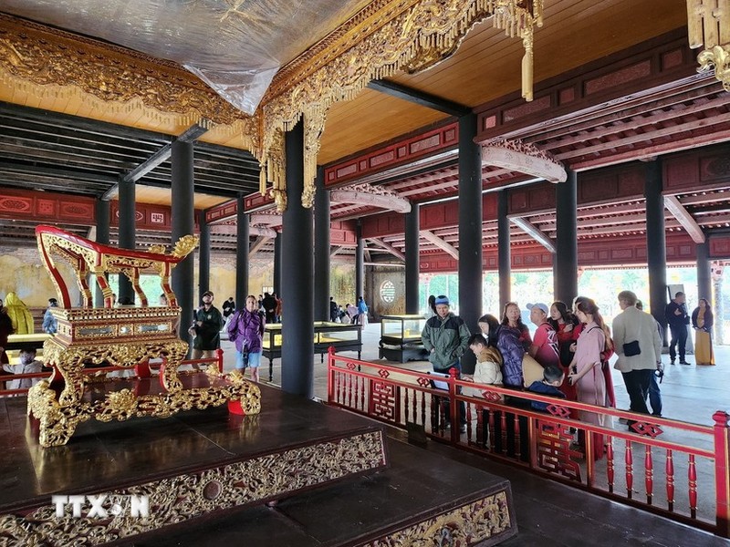 Los turistas visitan la Ciudadela Imperial de Hue (Foto: VNA)