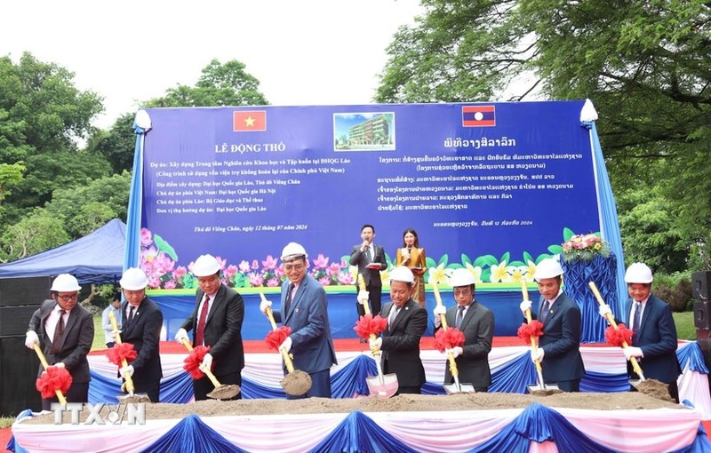 En la ceremonia de la palada inicial para la construcción del Centro de Investigación Científica y Capacitación en la Universidad Nacional de Laos (Foto: VNA)