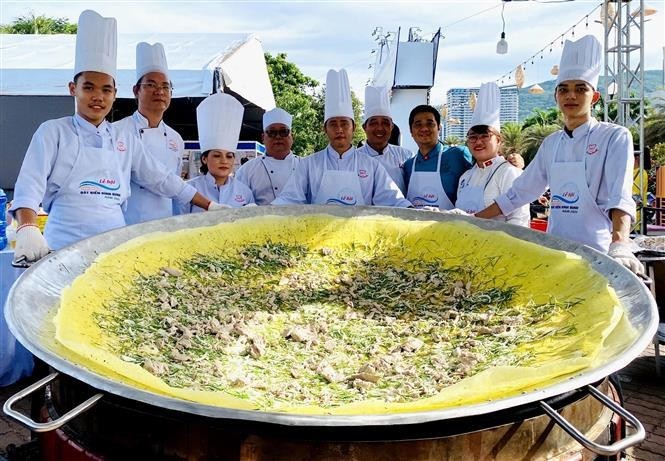 El banh xeo (panqueque chisporroteante) gigante con relleno de atún. (Foto: VNA)