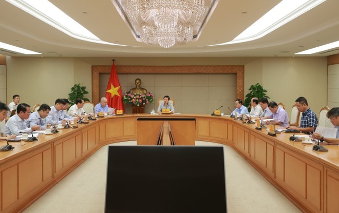 El viceprimer ministro de Vietnam, Tran Hong Ha, preside una reunión sobre el proyecto de establecimiento de un mercado de carbono. (Foto: VNA)