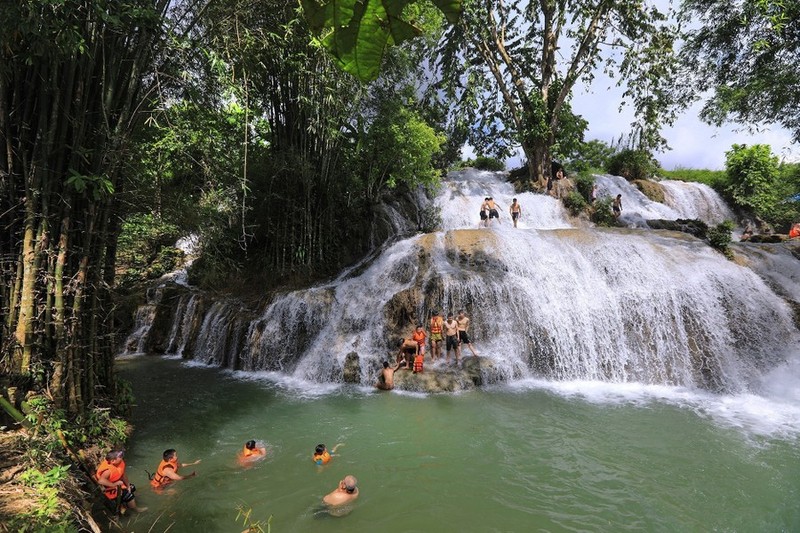 Belleza de la cascada de la Luna en Hoa Binh