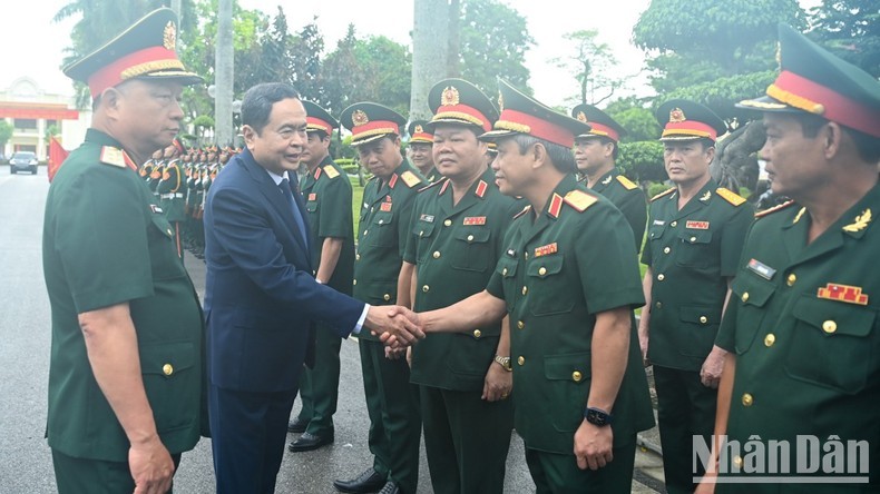 El presidente de la Asamblea Nacional de Vietnam, Tran Thanh Man y representantes del Comando de la Región Militar 3 (Foto: Nhan Dan)