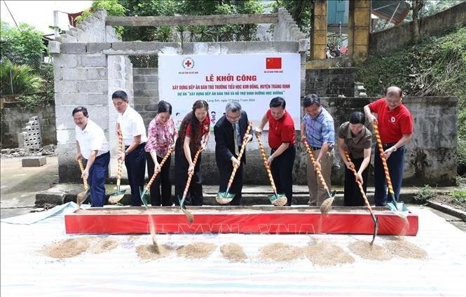 En la ceremonia de inauguración de hoy para la construcción de una nueva cocina semi-internada en la escuela primaria Kim Dong en la provincia de Lang Son. (Foto: VNA)