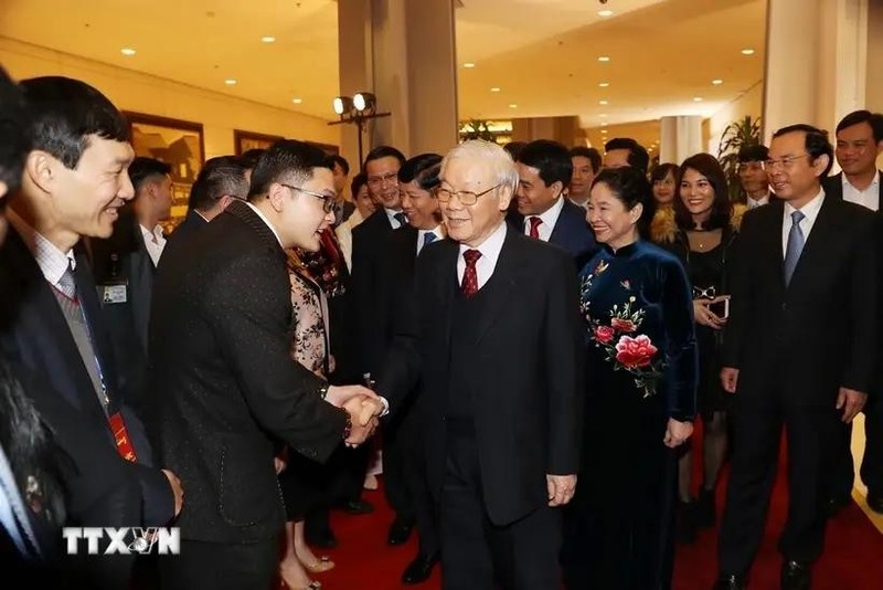 El secretario general del PCV y presidente Nguyen Phu Trong, su esposa y residentes vietnamitas en el extranjero asistieron al programa "Primavera de la Patria" de 2019. (Foto: VNA)