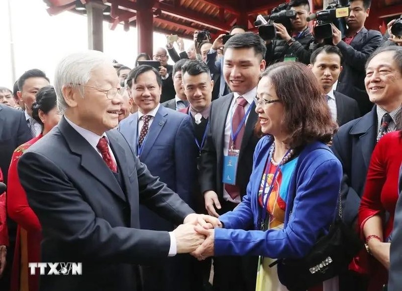 El secretario general del Partido Comunista de Vietnam, Nguyen Phu Trong, y vietnamitas que residen en el extranjero. (Foto: VNA)