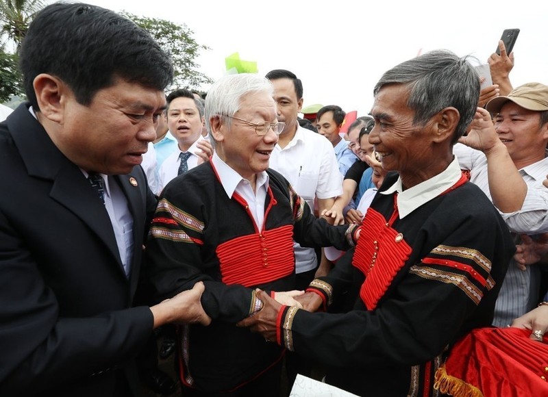 El secretario general del PCV, Nguyen Phu Trong, asiste a la fiesta de gran unidad nacional de las aldeas de la comuna de Dur Kmăl, distrito de Krong Ana, provincia de Dak Lak, en la Altiplanicie Occidental, el 11 de noviembre de 2018. 