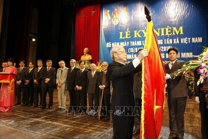 El presidente de la Asamblea Nacional de Vietnam, Nguyen Phu Trong, entrega el Orden de Ho Chi Minh del Partido y el Estado a la Agencia Vietnamita de Noticias en la celebración del 65 aniversario de su establecimiento (15/9/1945 - 15/9/2010). (Foto: VNA)