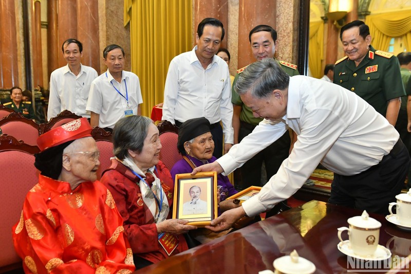 El presidente vietnamita, To Lam, entrega regalos a los participantes. (Foto: Nhan Dan)