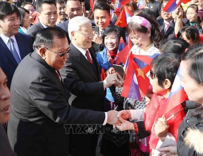 El secretario general del PCV, Nguyen Phu Trong, y el secretario general del Partido Popular Revolucionario y presidente de Laos, Bounnhang Vorachith, con el pueblo de Hanói, el 19 de diciembre de 2017. (Foto: VNA)