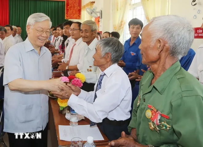 El Secretario General Nguyen Phu Trong durante su visita a la comuna montañosa de Son Ha, provincia de Phu Yen (3 de mayo de 2016) (Foto:VNA)