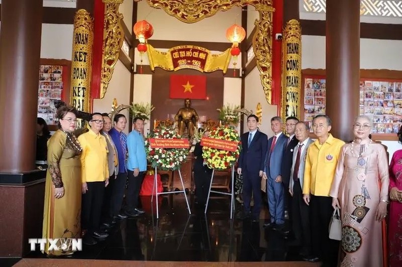 Tran Van Sau (segundo de la izquierda) y los delegados visitan el Memorial del Presidente Ho Chi Minh en ocasión del 134 aniversario de su natalicio (Foto: VNA)