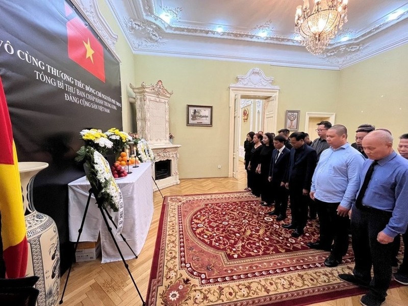 La Embajada vietnamita en Rumania celebra el acto para rendir homenaje al secretario general Nguyen Phu Trong. (Foto: VNA)