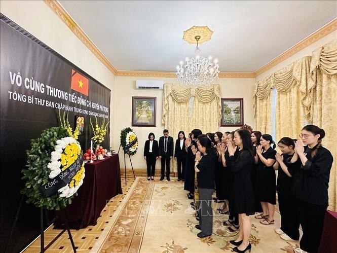 La Embajada de Vietnam en Hungría organizó una ceremonia de homenaje al líder partidista y abrió el libro funerario. (Foto:VNA)