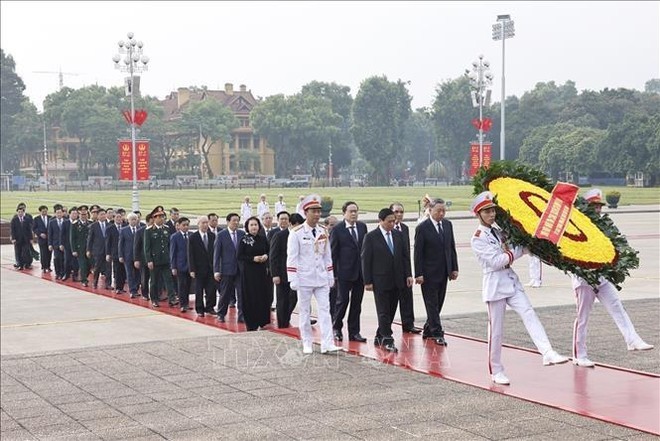 La delegación del Comité Central del Partido, Asamblea Nacional, Presidente de Estado, Gobierno y Frente de la Patria de Vietnam coloca ofrenda floral en homenaje a los combatientes caídos en el Monumento a los Mártires. (Foto: VNA)