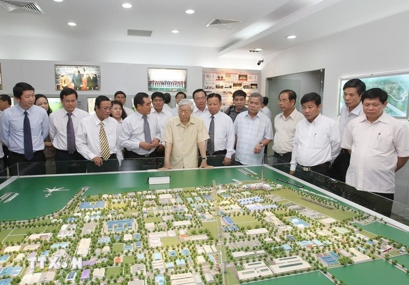 El secretario general del Partido Comunista de Vietnam Nguyen Phu Trong visita el Parque Industrial Vietnam-Singapur I (VSIP I) en la provincia de Binh Duong, el 13 de abril de 2013. (Foto: VNA)