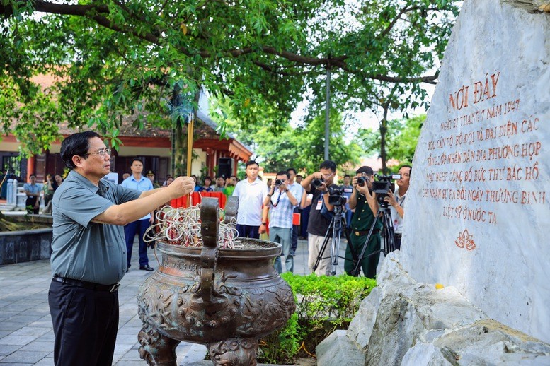 El primer ministro de Vietnam, Pham Minh Chinh, coloca inciensos en la reliquia histórica nacional 27/7 (Foto: baochinhphu.vn)