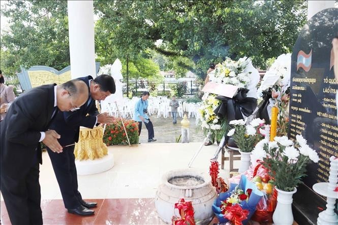 Representantes de la embajada de Vietnam en Laos y autoridades de la provincia de Vientián colocan inciensos a los héroes y mártires (Foto: VNA)