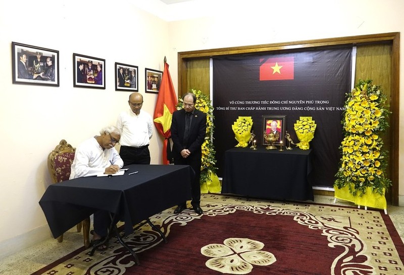 Ruhin Hossain Prince, secretario general del Partido Comunista de Bangladés escribe en el libro de condolencias en despedida al difunto líder partidista Nguyen Phu Trong (Foto: VNA)