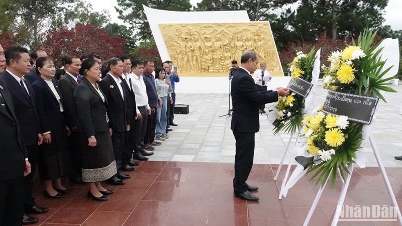 Los delegados ofrecen incienso en la reliquia de la alianza Laos-Vietnam. (Foto: Hai Tien)