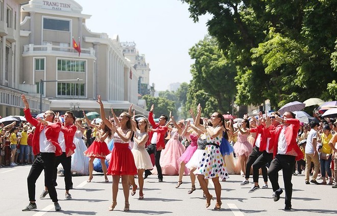 Un fesfile en el lago Hoan Kiem (Foto: anninhthudo.vn)