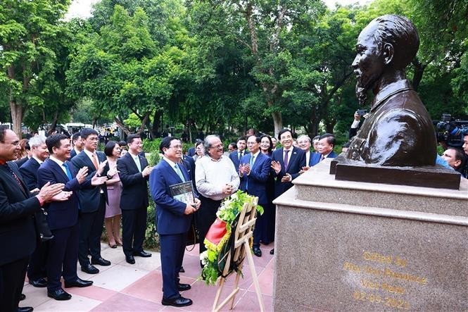 El primer ministro Pham Minh Minh y una delegación vietnamita colocan una ofrenda floral en la estatua del Presidente Ho Chi Minh en el Parque G20 en Nueva Delhi. (Foto: VNA)