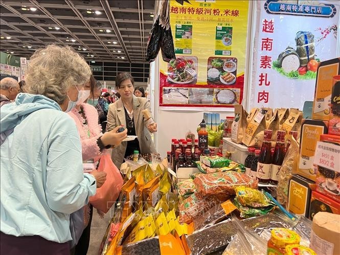 Los visitantes en un stand de Vietnam en la Feria de alimentos vegetarianos de Asia en Hong Kong (China) (Foto: VNA)